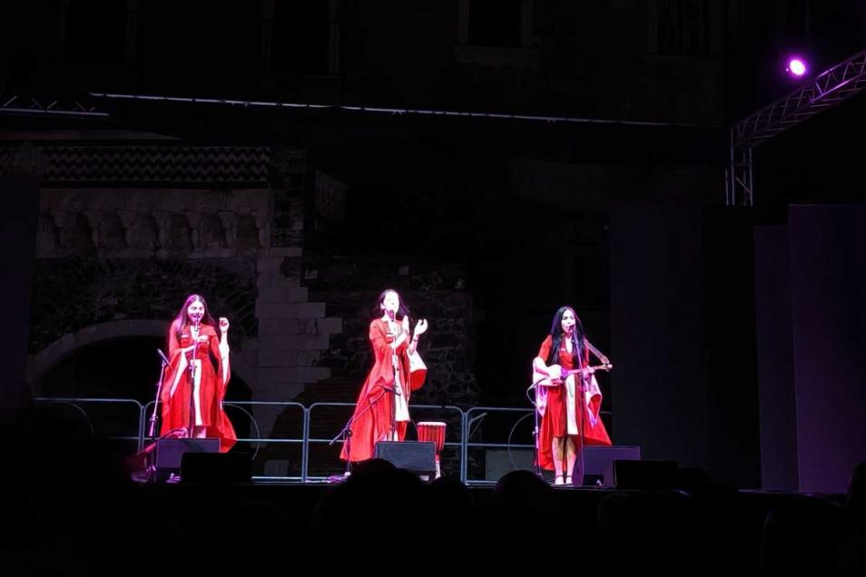 Il trio mandili sul palco del Cortile Platamone
